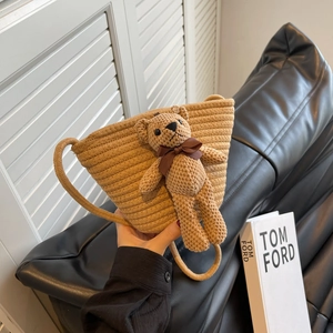 Sac seau tissé à la main pour femme avec breloque ours et bandoulière réglable