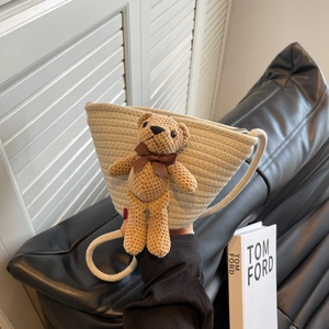 Sac à bandoulière tissé beige pour femme avec un joli pendentif en forme d'ours en peluche