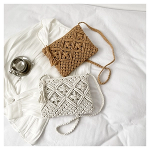 Détails du sac à bandoulière en corde de coton avec pompons à franges et motifs en losange