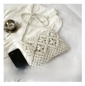 Détail du sac en coton blanc cassé tissé à la main avec franges et motifs au crochet