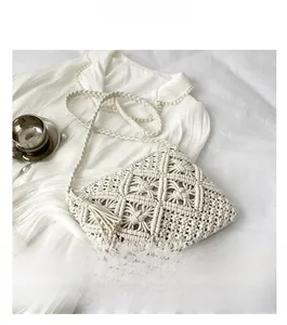 Vue détaillée du sac bandoulière blanc crocheté à la main avec glands et franges