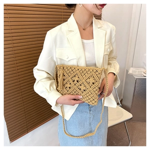 Détail du sac bandoulière beige tissé main avec motifs en losange et longues franges