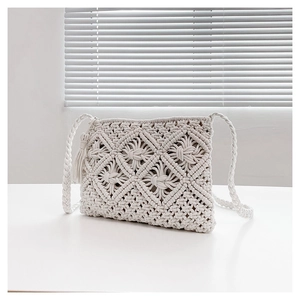Sac bandoulière tissé bohème ivoire avec pompons et bandoulière macramé pour femme