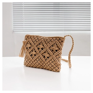 Gros plan détaillé sur le tissage macramé et les franges du sac bohème en coton