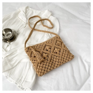 Détail du sac bandoulière en macramé montrant le tissage en losange et les franges