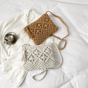 Sac Bandoulière en Coton Tissé à la Main Bohème Avec Glands Ajouré Motif Losanges Petit Sac Carré pour Femmes