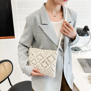 Sac bandoulière en macramé blanc fait main avec franges et bandoulière tissée