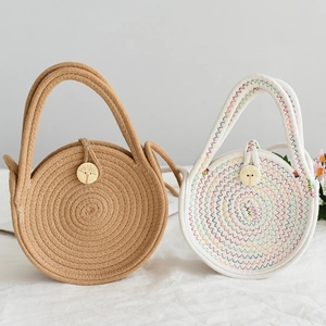 Sacs cabas en paille tissés à la main en beige et blanc avec un design circulaire