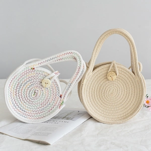 Détails des sacs en paille tressée avec boutons en bois et surpiqûres en forme de vagues