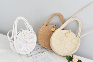 Détail du sac cabas en paille tissé main avec texture radiale et bouton en bois