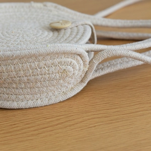 Détail d'un sac en corde de coton beige tissé main avec fermeture bouton en bois