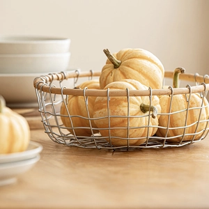 Round Iron Wire Woven Storage Basket With Rattan Rim Rustic Metal Fruit Bread Vegetable Storage Organizer Decorative Tabletop Basket