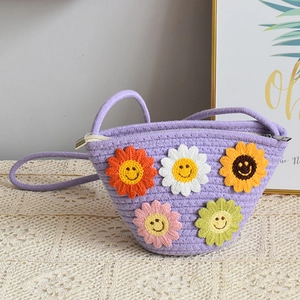 Détails du sac à téléphone en paille violette avec sourires de tournesol au crochet