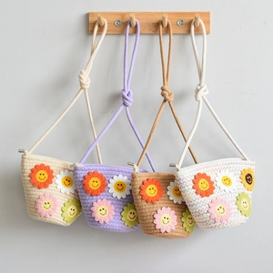 Mini sac bandoulière en paille avec des fleurs colorées au crochet pour femme