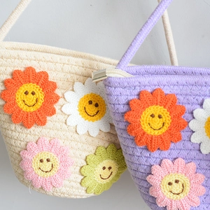 Sac bandoulière en paille tressée avec fleurs colorées souriantes en beige et violet