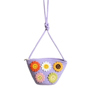Petit sac de téléphone en paille tissée lilas avec décorations de tournesols au crochet