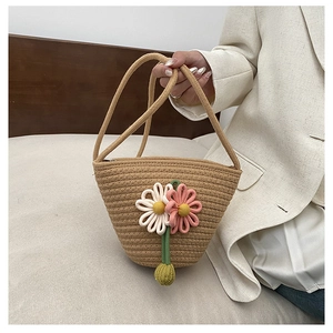 Détail du sac à bandoulière tissé avec fleurs tricotées en 3D et longue bandoulière