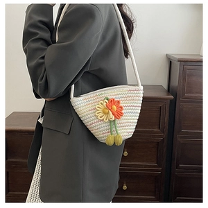 Texture détaillée du sac à bandoulière en coton tissé main avec décorations florales