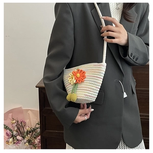 Détail du sac à bandoulière en coton tissé main avec fleurs 3D et bandoulière en corde