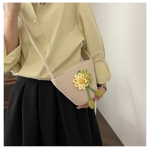Détail du sac à bandoulière en coton tissé beige avec fleurs de tournesol et fermeture