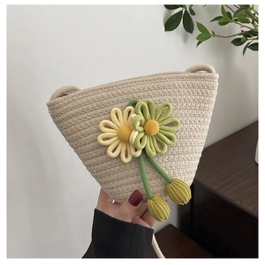 Détail du sac bandoulière en coton tissé avec fleurs en 3D et pompons décoratifs