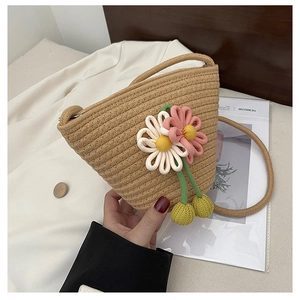 Vue macro détaillée de la texture en coton tissé et des motifs floraux sur le sac seau