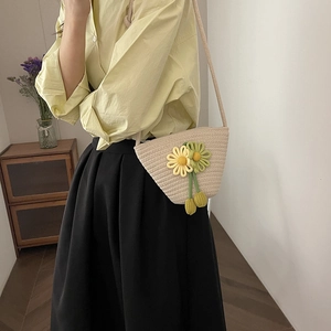 Sac à bandoulière fait main en coton tressé avec des fleurs et des glands décoratifs