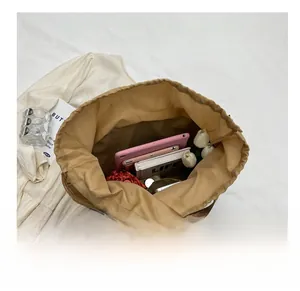 Vue de dessus du sac seau en paille spacieux montrant l'intérieur pour tablette et objets