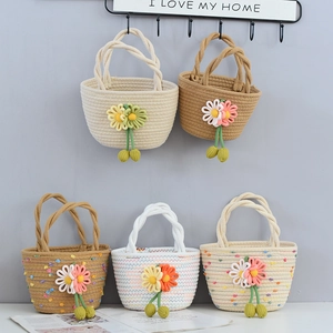 Détail de sacs à main en coton tissé avec fleurs tridimensionnelles et pompons colorés
