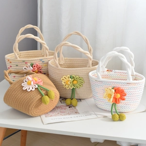 Lot de quatre sacs en corde de coton avec breloques de marguerites tricotées en 3D