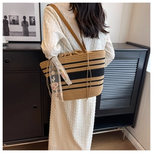 Détail du sac cabas rayé tissé main avec ruban floral en dentelle et bandoulière