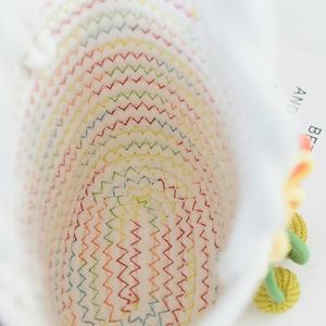 Détail de la couture arc-en-ciel colorée et de la doublure de ce sac à main en coton