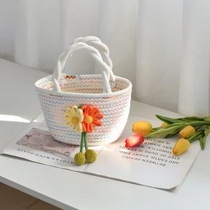 Détail du mini sac en corde de coton tissé main avec breloque fleur jaune et vagues