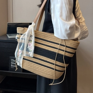 Sac fourre-tout en paille à rayures noires avec foulard floral et anses en similicuir