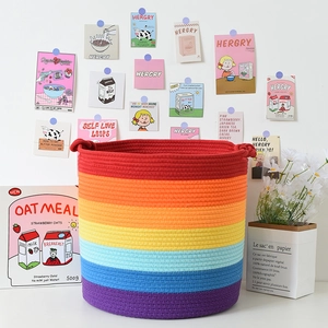 Dettaglio del cesto portaoggetti in corda di cotone intrecciata arcobaleno con manici robusti