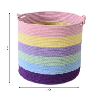 Dettaglio del cesto in cotone arcobaleno con indicazioni delle dimensioni 36x38 cm