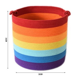 Dettaglio del cesto in corda arcobaleno con diametro di 38 cm e un'altezza di 36 cm