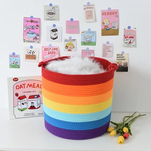 Dettaglio del cesto portaoggetti in corda di cotone arcobaleno con manici e strisce colorate