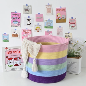Dettaglio del cesto portaoggetti in corda di cotone arcobaleno con nappe bianche decorative