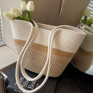 Detail der handgewebten Strohtasche mit zweifarbigem Design und dicken Seilgriffen