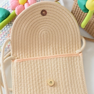Detailansicht der gewebten beige Handytasche mit Magnetverschluss und orangefarbenem Rand