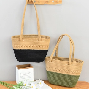 Elegante borsa tote intrecciata bicolore nero e verde per vacanze e viaggi casual