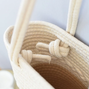 Dettaglio della borsa tote in corda di cotone intrecciata con trama bicolore e manico annodato