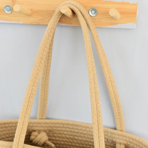 Dettaglio cuciture a Z e manico annodato sulla borsa tote in tessuto di cotone