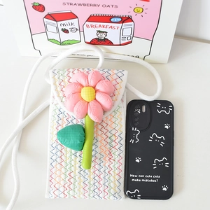 Detail der weißen gesteppten Handytasche mit großer 3D-Blume und bunter Stickerei