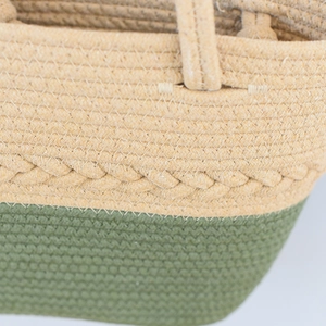 Dettaglio della borsa tessuta con trama in corda di cotone beige e oliva e cuciture