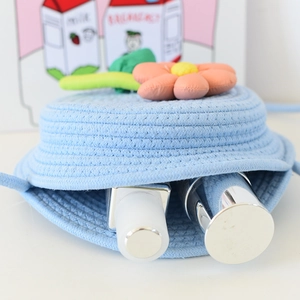 Détail de l'intérieur du sac tissé bleu clair avec décor floral et capacité de rangement