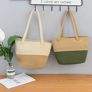 Dettaglio di borse tote intrecciate a mano con cuciture a contrasto e motivi intrecciati