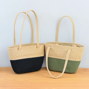 Dettaglio della borsa tote intrecciata a mano con trama in corda di cotone e bicolore