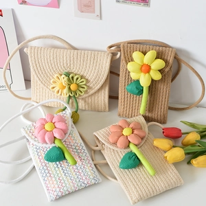 Handgefertigte gewebte Handy-Tasche mit Blumen-Dekor und dünnem Gurt für den Sommer